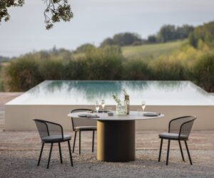 exklusiver-todus-branta-design-esstisch-rund-am-swimmingpool-auf-terrasse